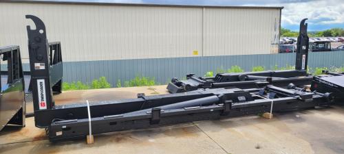 Hooklift, Swaploader SL-520X: 50,000# 61.75 Adjustable Jib
dual Roller Assy - Factory Install 52 0x
hyd Pump, Piston 3.84  

Specs:
Recommended Ct: 190"
gvw Range: 50,000 Lb. Or Greater
required Clear Frame (Useable) Rail: 245"
chassis Frame Heigh