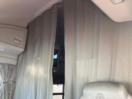 2017 Kenworth T680 Both Interior, Curtains